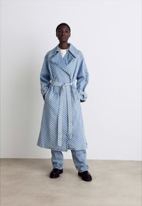 HUGO GARENA - Mantel - light/pastel blue