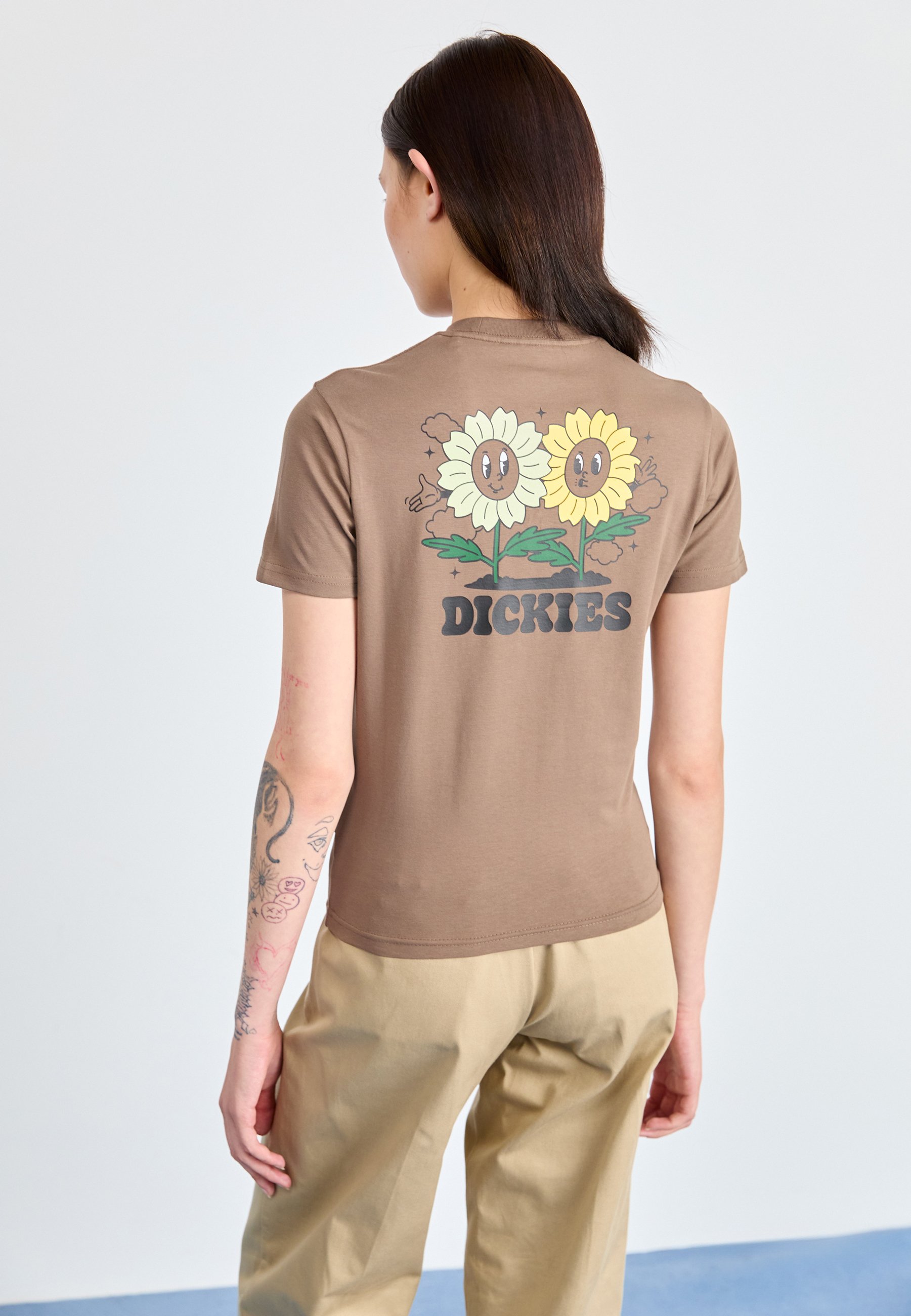 売れ筋商品|||ディッキーズ Tシャツ レディース トップス MEADOWS TEE - Print T-shirt - mushroom Dickies MEADOWS TEE - Print T-shirt - mushroom/brown - Zalando