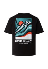 Camiseta negra con un gráfico de montañas estilizadas, un escalador, un sol rojo y el texto "Mont Blanc" y "Nunca Dejes de Explorar".
