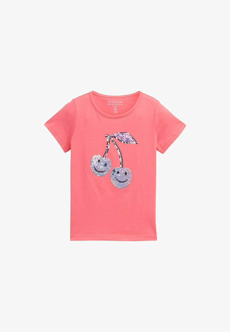 Koraļa t-krekls ar īsām piedurknēm, kuram ir zilā un purpursarkanā krāsā izšūta ķiršu motīvs ar sekvīnu. Mīksta auduma un apaļa kakla izgriezuma.