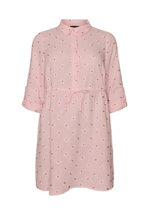 Lichtroze jurk tot op de knie met een klein wit bloemenpatroon, driekwart mouwen die omgeslagen zijn, een klassieke kraag met knopen en een taillekoord.