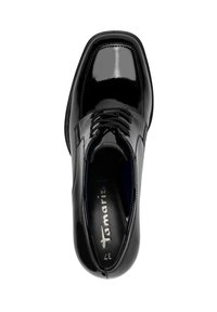 Scarpa da uomo in pelle verniciata nera con punta quadrata, chiusura con lacci e superficie liscia. Presenta una soletta imbottita e un marchio discreto all'interno.