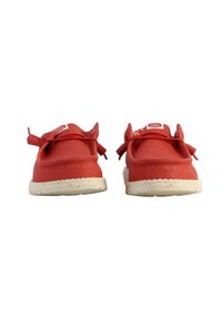 Scarpe di tela rosse con un design arrotondato, caratterizzate da dettagli a fiocco, colli imbottiti e una suola in gomma maculata. Etichetta sul tallone.
