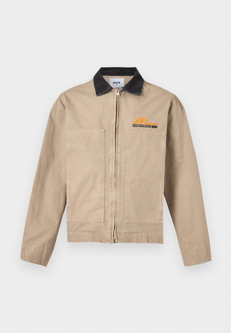 Beige jas met rits, zwarte kraag, twee borstzakken en oranje MSGM-logo op de linkerborst.