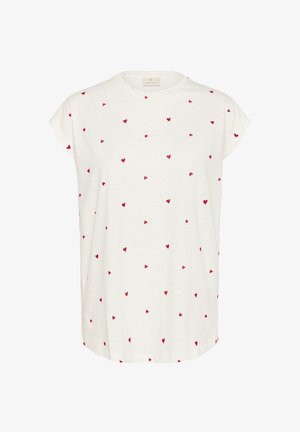 Bijela majica kratkih rukava s okruglim izrezom, s uzorkom malih crvenih srca ravnomjerno raspoređenih po tkanini. Mekani materijal.