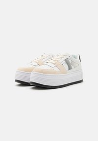 Calvin Klein Jeans BOLD LACE MIX - Sneakers basse - bright white/black