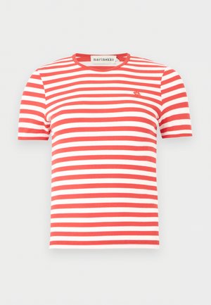 Kortærmet rød og hvid stribet strikket t-shirt med rund hals og lille broderet logo på brystet.