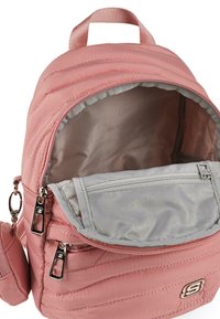 Mochila acolchada rosa con un forro plateado, un bolsillo con cremallera en la parte frontal y un pequeño estuche extraíble. Presenta dos tiradores de cremallera y un asa en la parte superior.