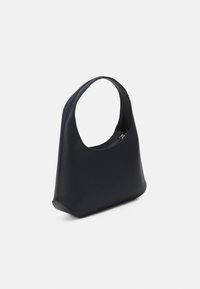 Schwarze Leder-Schultertasche mit einem abgerundeten, nahtlosen Design, offener Oberseite und einem Reißverschlusstasche, glatte Textur und minimalen Beschlägen.
