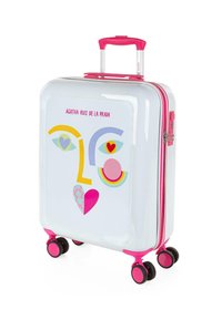 Maleta rígida en blanco, con un diseño de cara colorido que incluye corazones y formas, acentos en rosa y cuatro ruedas negras para movilidad.
