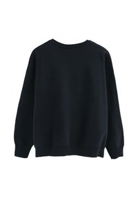 Mörk marinblå crewneck-tröja, oversized passform, tjockt stickat material, ribbade muddar och nederkant, sömlösa axlar, minimalistisk design, inga synliga mönster.