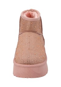 Botín rosa con un upper de tela texturizada adornado con brillantes rhinestones, un interior suave forrado y una suela de goma gruesa.