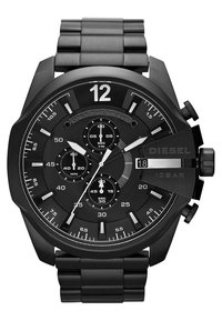 Reloj de acero inoxidable negro con una pulsera texturizada, gran esfera negra, acentos plateados, subesferas y visualización de fecha en la posición de las 3 en punto.