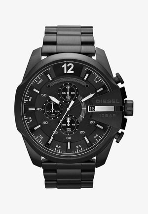 Schwarze Edelstahl-Uhr mit strukturiertem Armband, großem schwarzem Zifferblatt, silbernen Akzenten, Unterzifferblättern und Datumsanzeige in der 3-Uhr-Position.