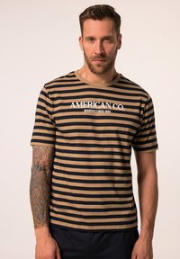 Camiseta a rayas de algodón en azul oscuro y beige, con cuello redondo, mangas cortas y un logo blanco impreso en el pecho.