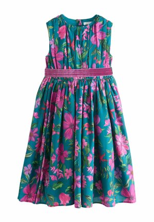 Ærmeløs teal kjole med pink blomsterprint og et pink fløjlssatinbånd i taljen, med en rynket nederdel og rund halsudskæring.