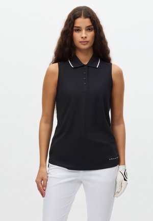 Polo sin mangas negro con cuello, tapeta de cinco botones y detalles en blanco. El material parece suave y ligero. Logo visible en el dobladillo.