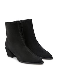 Stivaletti in suede neri alla caviglia con punta affilata, chiusura con zip e tacco basso a blocco. Presentano cuciture visibili e una superficie liscia.