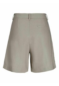Béžové �šité šortky s hladkým povrchem, středně vysokým pasem a dvěma zadními kapsami. Mají poutka na opasek a čistý, jednoduchý design.