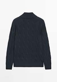 Pull en maille bleu marine avec un motif torsadé en relief, col et poignets côtelés. Manches longues et ourlet droit en bas.