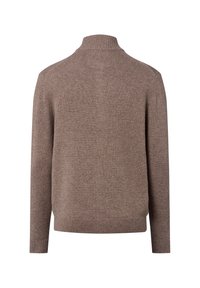 Brauner Strickpullover mit hohem Kragen, langen Ärmeln und gerippten Bündchen sowie Saum. Weiche Textur und minimalistisches Design, keine sichtbaren Muster oder Hardware.