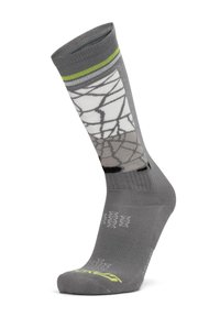 Calcetín deportivo gris con patr�ón de telaraña en blanco y negro, franja verde lima cerca del puño y áreas de punta y talón reforzadas.