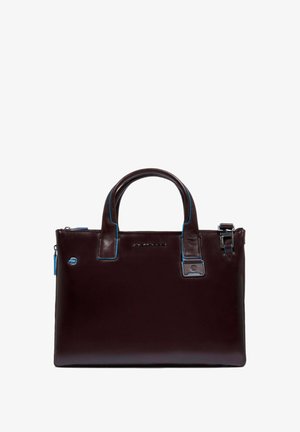 Bolso de mano de cuero marrón con acentos azules, dos asas y cierre de cremallera. Presenta una forma rectangular elegante y un diseño con mínimos detalles metálicos.