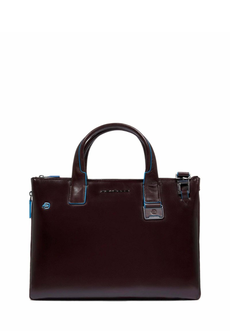 Bolso de mano de cuero marrón con acentos azules, dos asas y cierre de cremallera. Presenta una forma rectangular elegante y un diseño con mínimos detalles metálicos.