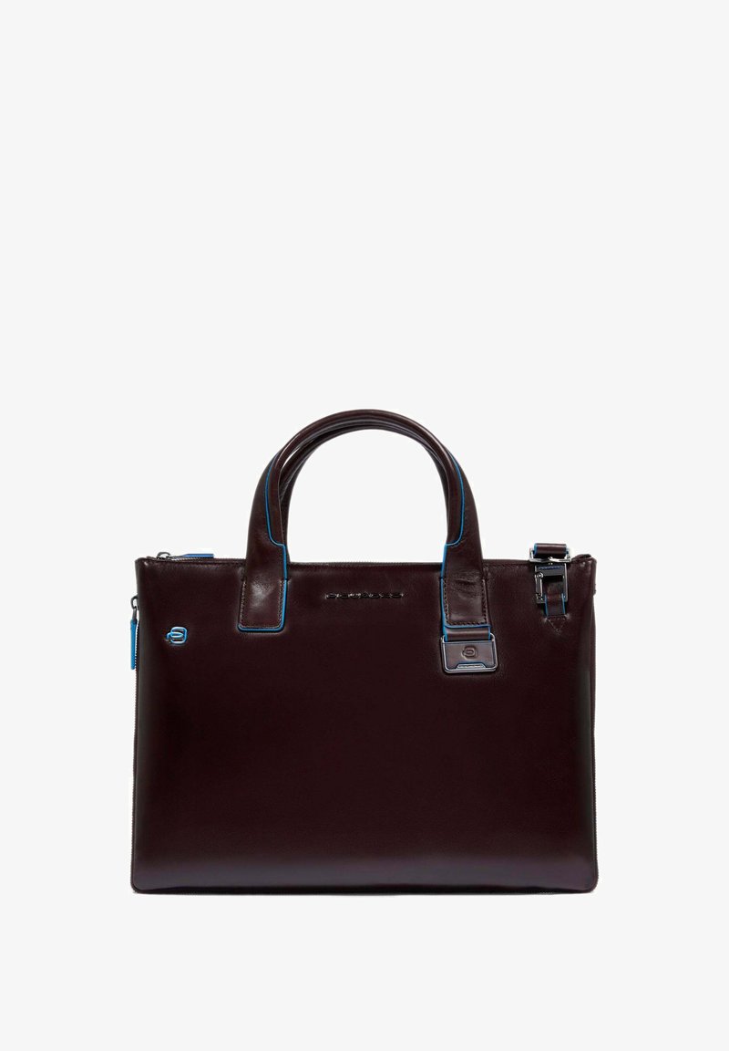 Bolso de mano de cuero marrón con acentos azules, dos asas y cierre de cremallera. Presenta una forma rectangular elegante y un diseño con mínimos detalles metálicos.