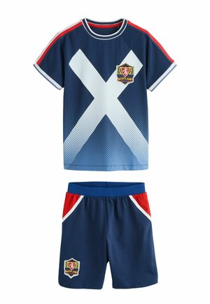 Dziecięcy strój sportowy z granatową koszulką i szortami, białym ukośnym krzyżem na koszulce, czerwonymi paskami na ramionach i herbem Szkocji na obu częściach.