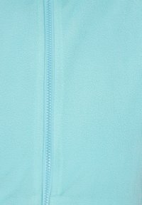 Himmelblaues Fleece-Jacke mit durchgehendem Reißverschluss und glatter Textur. Der Stoff hat ein weiches, flauschiges Aussehen.