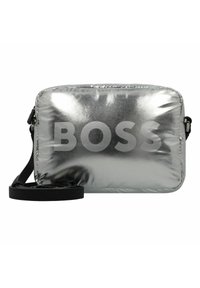 Zilveren metallic schoudertas met een gewatteerde textuur, voorzien van een opvallend "BOSS" logo in grijs. Inclusief een zwarte verstelbare strap.