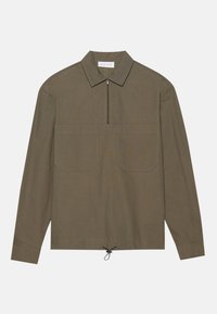 Olivgrünes Langarmhemd mit Reißverschlusskragen, zwei frontalen Taschen und Kordelzugsaum. Strukturiert mit einem subtilen Muster.