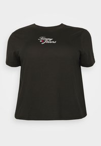 Camiseta de algodón negra con mangas cortas, escote redondeado y logo bordado en blanco de "Tommy Jeans" con acentos rojos y azules.
