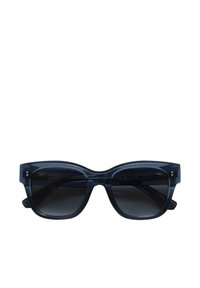 Ochelari de soare cu un cadru din plastic transparent de culoare albastru închis, lentile mari pătrate și nuanță închisă cu gradient. Prezintă accente metalice subtile pe laterale.