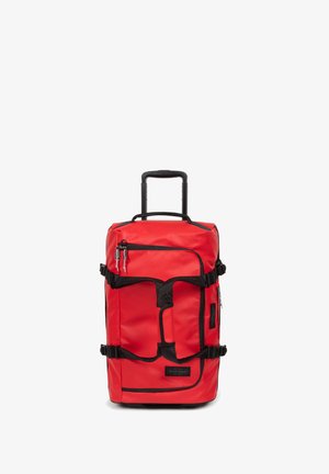 Červená sportovní taška na kolečkách s černými akcenty, odolný materiál, několik zipových kapes a nastavitelné popruhy. Telescopická rukojeť pro snadné přenášení.