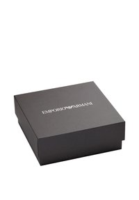 Caja de cartón negro con acabado mate, con el logo blanco de "Emporio Armani" en la parte superior. Textura suave, forma rectangular.