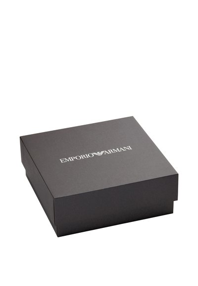 Boîte en carton noire avec une finition mate, arborant un logo "Emporio Armani" blanc sur le dessus. Texture lisse, forme rectangulaire.