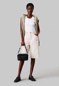 MUST CONV CAMERA BAG - Cross body bag - ck black