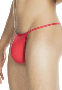 Roter Herren-Tanga aus glattem, elastischem Material, der minimale Bedeckung mit dünnen Seitenbändern und einem nahtlosen Design für optimalen Komfort bietet.