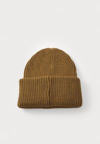 Cappello beanie in maglia marrone con risvolto, caratterizzato da una trama a coste verticali e una parte superiore arrotondata.