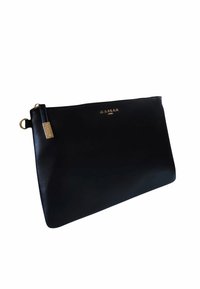 Borsa a mano in pelle nera con una texture liscia, dotata di una zip color oro e logo impresso sul davanti.