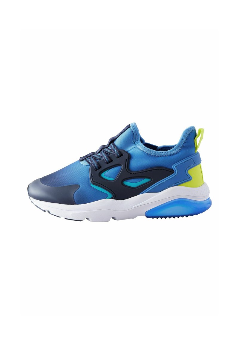 Chaussure de sport bleue avec surface texturée, accents contrastants en marine et lime. Dispose d'une semelle rembourrée et d'un dessus en mesh pour la respirabilité.