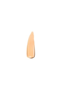 Campione di fondotinta liquido beige con una texture liscia e cremosa e una finitura lucida, a forma di goccia su uno sfondo bianco.