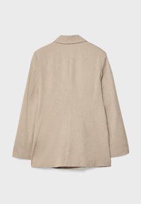 Blazer beige avec un col cranté, des manches longues et une silhouette structurée. Réalisé dans un tissu lisse avec une texture subtile. Vue de dos présentée.