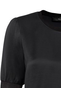 Kortärmad svart topp i ett mjukt tyg med rundad hals och ribbade detaljer vid halsringningen och ärmsluten.