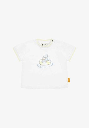 Camiseta blanca de algodón con mangas cortas. Acentos en amarillo alrededor del cuello y las mangas. Presenta un diseño impreso de un oso y un perro en un flotador.