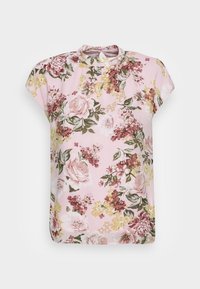 Blommig kortärmad topp i mjuk rosa tyg. Har en rund halsringning och livfulla mönster av rosor och gula blommor med gröna blad.