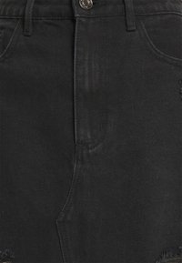 Gonna di jeans nera con vita alta, tasche standard e dettagli strappati sull'orlo. Il materiale ha una finitura leggermente testurizzata.