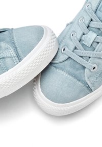 Helleblaue Leinensneaker mit strukturiertem Stoff, weißer Gummisohle und runder Zehenpartie. Verfügt über Schnürsenkel und Ösen für sicheren Halt.